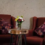 Hotel Young Cave *