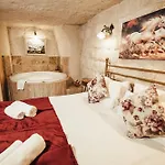 Hotel Young Cave