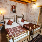Hotel Young Cave *