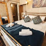 Hotel Young Cave