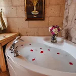 Hotel Young Cave *