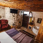 Hotel Young Cave