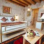 Hotel Young Cave