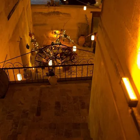 Hotel Young Cave *