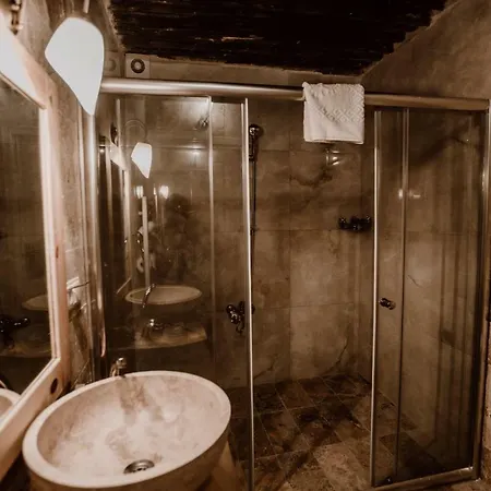 Отель Young Cave *